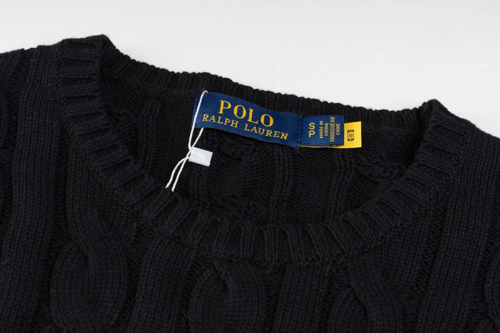 P220 #R91 RALPH LAUREN Ralph Lauren fourteen colors classic small label embroidery round neck pullover cable cardigan sweater men's top, high-density LOGO embroidery on the chest, original customization of tag accessories. Made of pure cotton yarn, pure cotton is skin-friendly and comfortable, small label war horse embroidered twist button round neck sweater 🐎 high quality, follow the blogger to learn how to wear it! Let’s buy a Ralph Lauren cable sweater. It’s a super hard-to-find series after it became popular. It’s hard to find one on the official website. It’s simple and practical to wear, with a lazy and loose feel. The thickened fabric has more texture, feels soft and delicate, and has a loose fit. Whether worn alone or layered, you can wear different styles of fashion with just one piece!   Size：XS S M L Sleeve length: 59/60/61/62/63